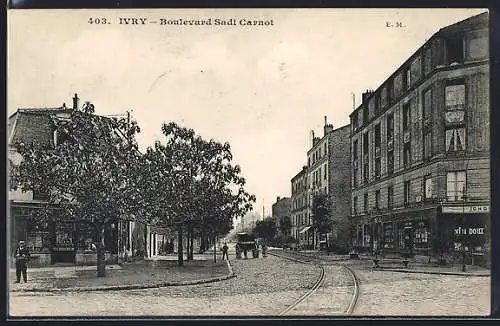 AK Ivry, Boulevard Sadi Carnot avec vue sur les rails et bâtiments adjacents