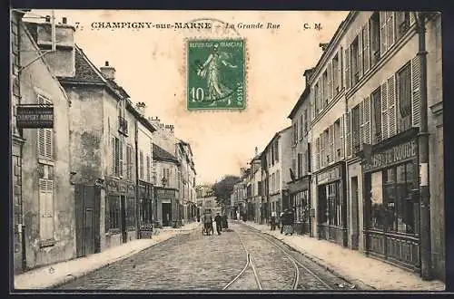 AK Champigny-sur-Marne, La Grande Rue animée avec boutiques et passants
