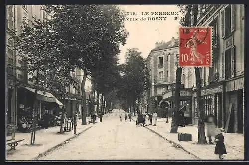 AK Le Perreux, Avenue de Rosny animée avec passants et commerces