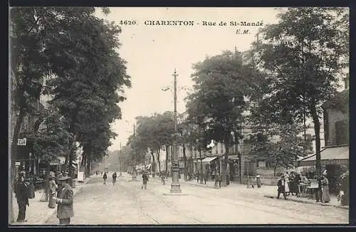 AK Charenton, Rue de St-Mandé animée avec passants et commerces