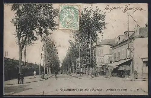 AK Villeneuve-Saint-Georges, Avenue de Paris animée avec piétons et cycliste