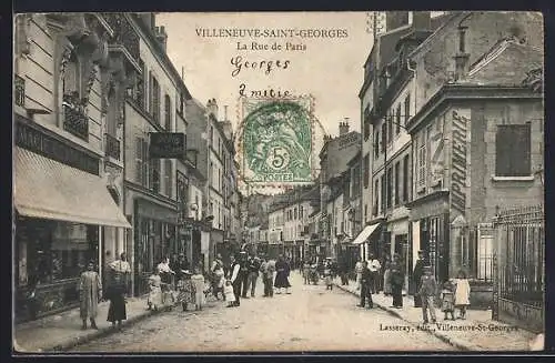 AK Villeneuve-Saint-Georges, La Rue de Paris animée avec passants et bâtiments historiques