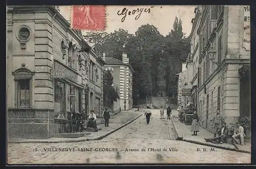 AK Villeneuve-Saint-Georges, Avenue de l`Hôtel de Ville animée
