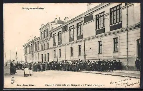 AK Vitry-sur-Seine, École Communale de Garcons du Port-à-l`Anglais avec élèves devant le bâtiment