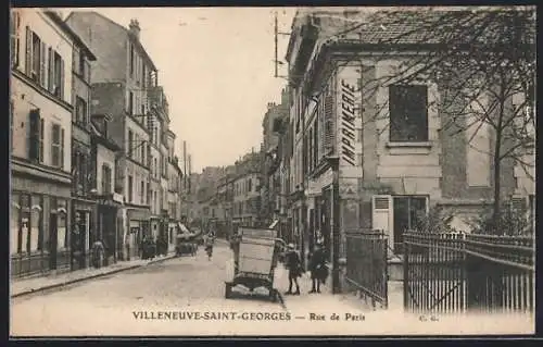 AK Villeneuve-Saint-Georges, Rue de Paris animée avec passants et enseigne d`imprimerie