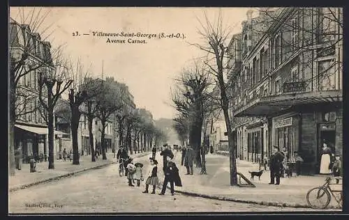 AK Villeneuve-Saint-Georges, Avenue Carnot animée avec passants et commerces