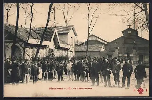 AK Vincennes, La Cartoucherie avec groupe de travailleurs devant les bâtiments industriels