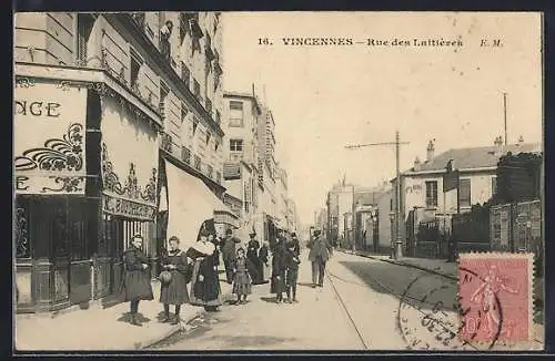 AK Vincennes, Rue des Laitières animée avec passants et commerces