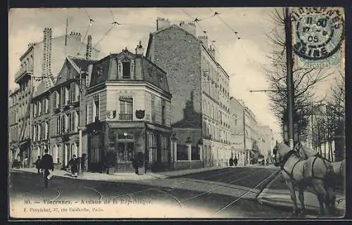 AK Vincennes, Avenue de la République avec calèche et bâtiments historiques