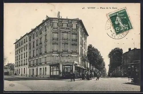 AK Vitry, Place de la Gare avec grand bâtiment et passants