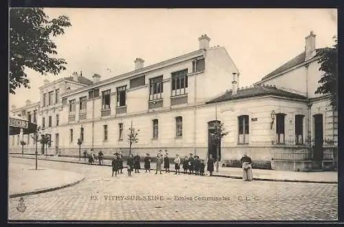 AK Vitry-sur-Seine, Écoles Communales avec enfants devant l`établissement