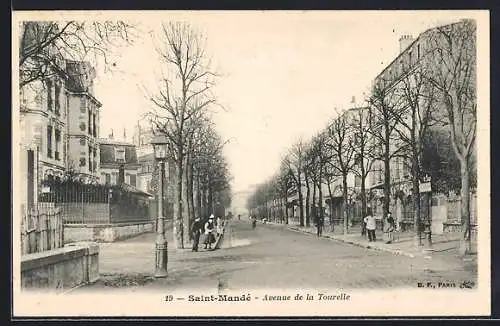 AK Saint-Mandé, Avenue de la Tourelle avec passants et arbres alignés