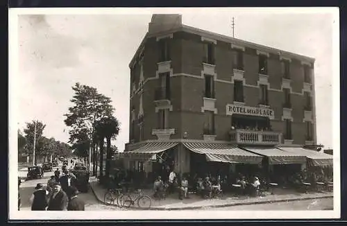 AK Plage, Hôtel de la Plage avec terrasse animée et cyclistes devant l`entrée