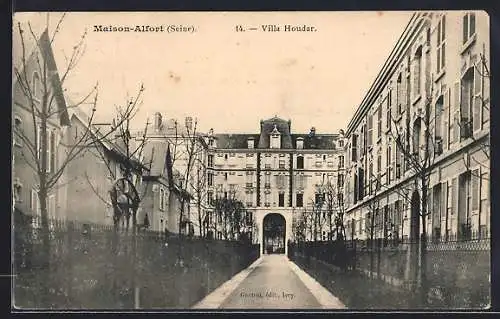 AK Maisons-Alfort, Villa Houdar et allée bordée d`arbres