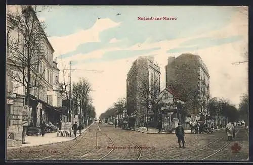 AK Nogent-sur-Marne, Boulevard de Strasbourg avec tramway et passants