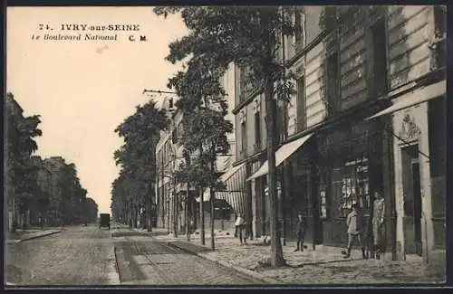 AK Ivry-sur-Seine, Le Boulevard National avec passants et boutiques