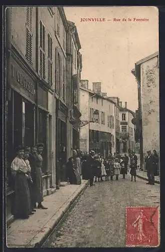 AK Joinville, Rue de la Fontaine animée avec passants devant les commerces
