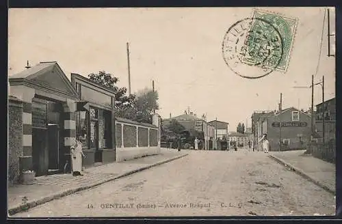 AK Gentilly, Avenue Raspail avec passants et bâtiments historiques