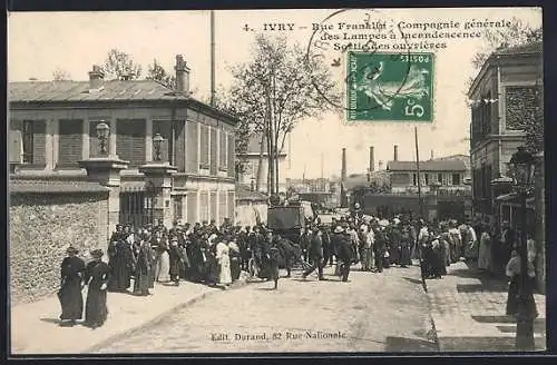 AK Ivry, Rue Franklin et sortie des ouvrières de la Compagnie des Lampes à Incandescence