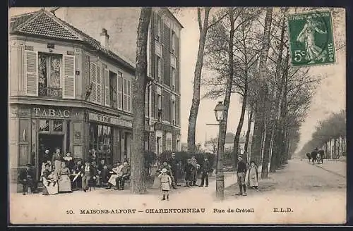 AK Maisons-Alfort, Rue de Créteil avec groupe devant un tabac et arbres alignés