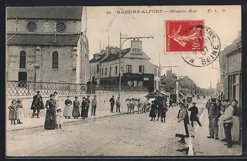 AK Maisons-Alfort, Grande Rue animée avec des passants et l`Hôtel du Cheval Blanc