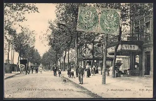 AK Villeneuve-St-Georges, Rue de Paris animée avec passants et calèches