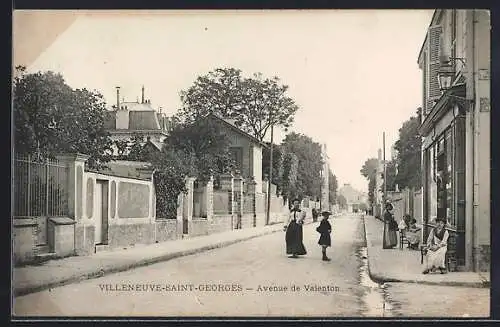 AK Villeneuve-Saint-Georges, Avenue de Valenton avec passants et bâtiments résidentiels