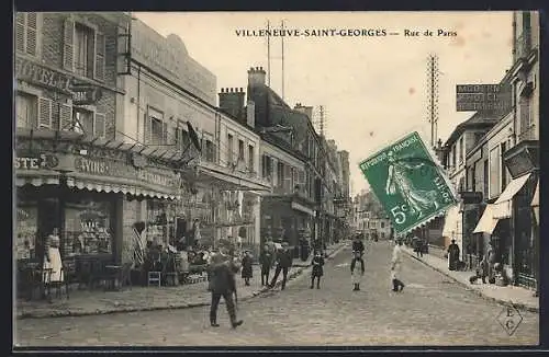 AK Villeneuve-Saint-Georges, Rue de Paris animée avec commerces et passants