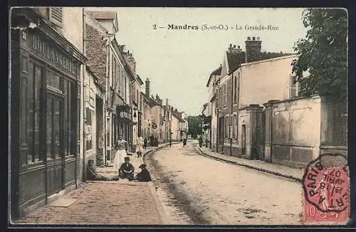 AK Mandres, La Grande-Rue avec boulangerie et passants