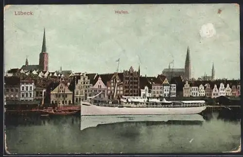 AK Lübeck, Hafen mit angelegtem Danpfer