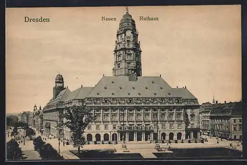 AK Dresden, Neues Rathaus mit Passanten