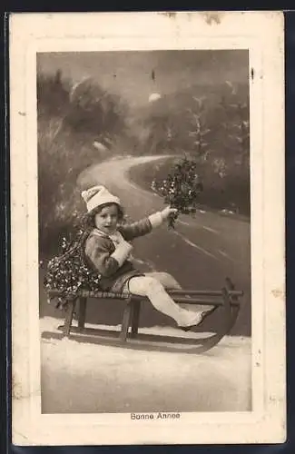 AK Kind auf einem Schlitten mit Mistelzweigen