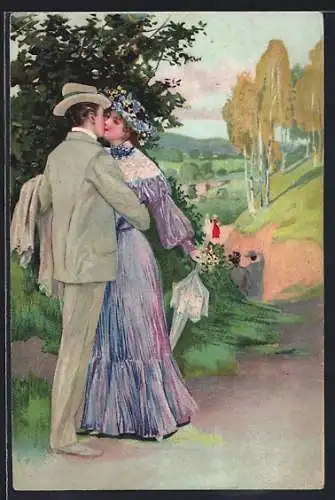 AK Liebespaar, elegant gekleidete Frau und Mann küssend in Parklandschaft