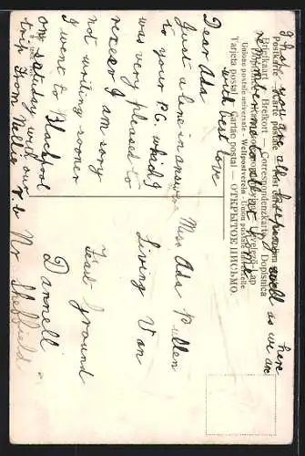 AK Liebespaar, elegant gekleidete Frau und Mann küssend in Parklandschaft