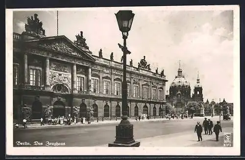 AK Berlin, Das Zeughaus mit Passanten