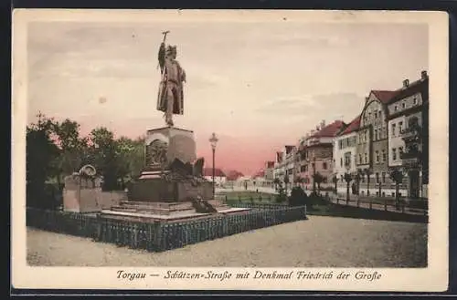 AK Torgau, Schützen-Strasse mit Denkmal Friedrich der Grosse, Häuserfassaden