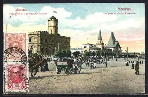 AK Moskau, Les gares de Nicolas & Jaroslav, Platz vor dem Bahnhof mit Passanten