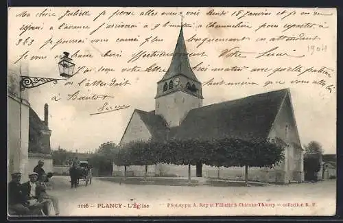 AK Plancy, L`église avec passants et lampadaire en fer forgé
