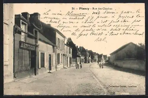 AK Plancy, Rue des Cloyères avec des maisons anciennes et passants