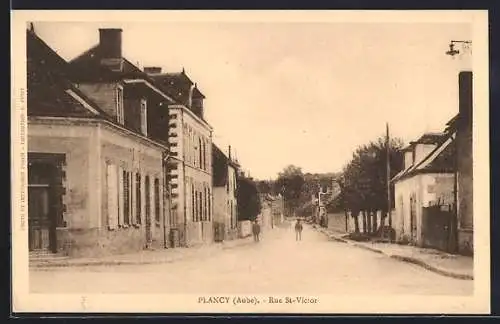 AK Plancy, Rue St-Victor avec bâtiments traditionnels et scène de rue calme