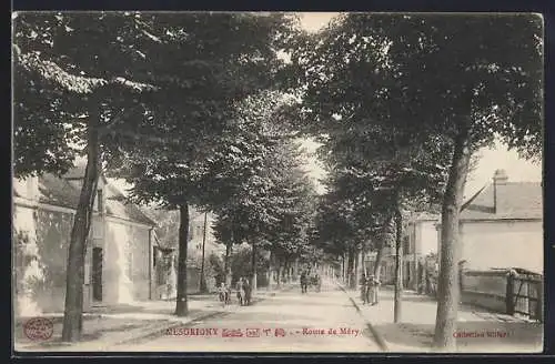AK Mesgrigny, Route de Méry bordée d`arbres et passants