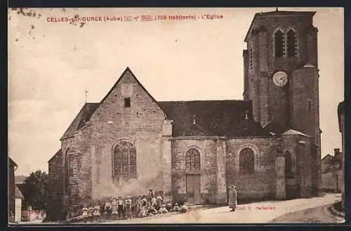 AK Celles-sur-Ource, L`Église avec groupe de villageois devant l`entrée