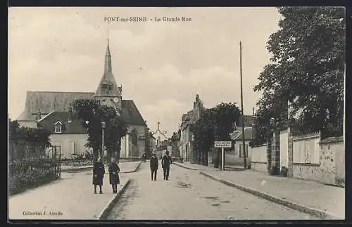 AK Pont-sur-Seine, La Grande Rue animée avec église en arrière-plan