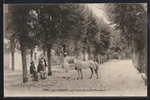 AK Pont-sur-Seine, La Place Casimir-Périer avec cheval et promeneurs sous les arbres