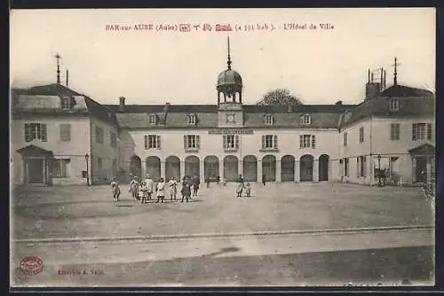 AK Bar-sur-Aube, L`Hôtel de Ville et enfants jouant sur la place