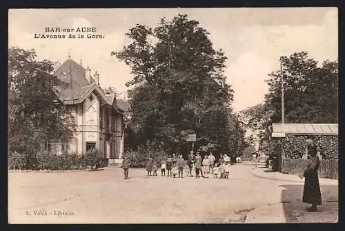 AK Bar-sur-Aube, L`Avenue de la Gare avec des passants et bâtiments historiques