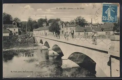 AK Bayel, Le Pont traversant la rivière avec des promeneurs et maisons en arrière-plan