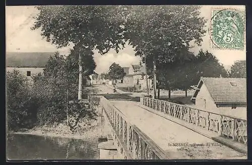 AK St-Mesmin, Entrée du village avec pont et arbres majestueux