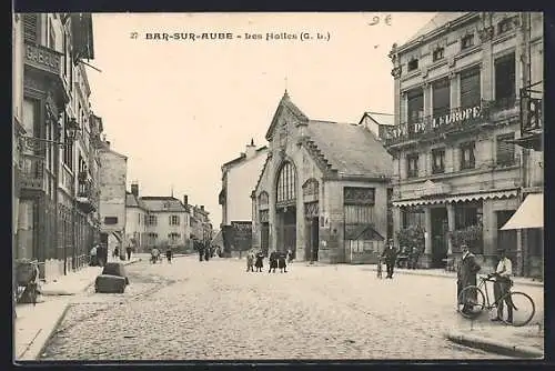 AK Bar-sur-Aube, les Halles animées avec passants et cycliste