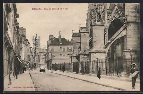 AK Troyes, Rue de l`Hôtel de Ville avec architecture gothique et passants